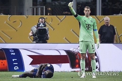 뱅상 콤파니 감독이 이끄는 바이에른 뮌헨은 6일(한국시간) 미국 조지아주 애틀랜타에 위치한 메르세데스 벤츠 스타디움에서 열린 파리 생제르맹(PSG)와의 2025 국제축구연맹(FIFA) 클럽월드컵 8강전에서 0-2로 패했다. 이날 뮌헨의 자말 무시알라는 전반 추가시간 PSG의 잔루이지 돈나룸마 골키퍼와 충돌해 큰 부상을 입었다. 이후 뮌헨 주장 마누엘 노이어는 동료에게 부상을 입히고 안부도 묻지 않은 돈나룸마에게 비판을 쏟아냈다. 연합뉴스