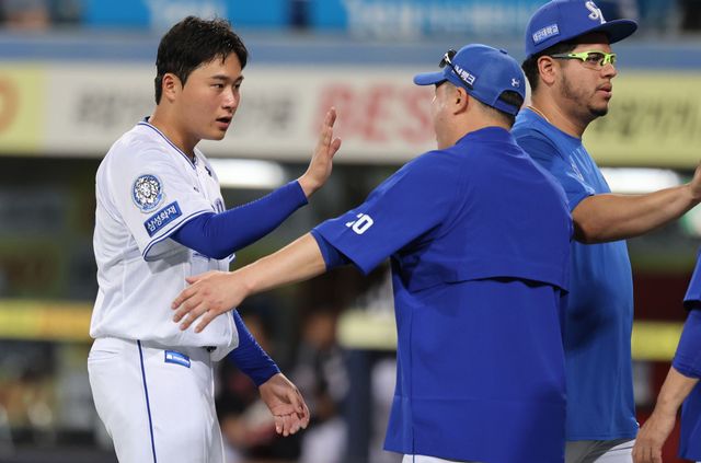 삼성 라이온즈 좌완 이승현이 4일 대구 삼성라이온즈파크에서 열린 2025 신한 SOL Bank KBO리그 LG 트윈스와 홈경기에서 8⅓이닝 1피안타(1피홈런) 3사사구 6탈삼진 1실점 인생투를 선보인 뒤 박진만 감독과 하이파이브를 나누고 있다. 삼성 라이온즈