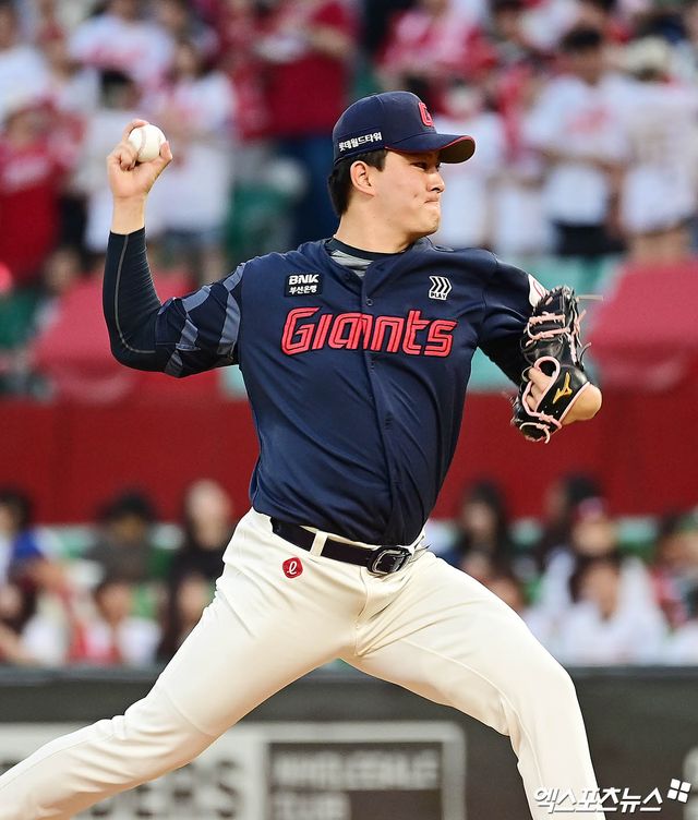 14일 오후 인천SSG랜더스필드에서 열린 '2025 신한 SOL Bank KBO리그' 롯데 자이언츠와 SSG 랜더스의 경기, 9회말 롯데 김원중이 역투하고 있다. 엑스포츠뉴스 DB