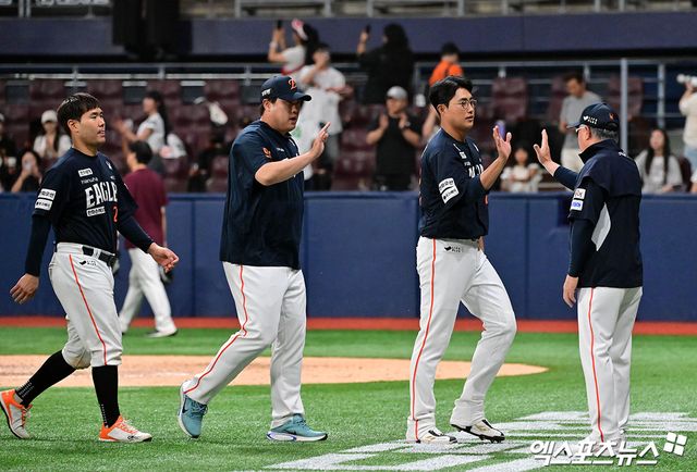 김경문 감독이 이끄는 한화 이글스가 6일 서울 고척스카이돔에서 열린 2025 신한 SOL Bank KBO리그 키움 히어로즈와의 팀 간 10차전에서 10-1로 승리, 3연승과 함께 전반기 1위를 확정했다. 사진 김한준 기자