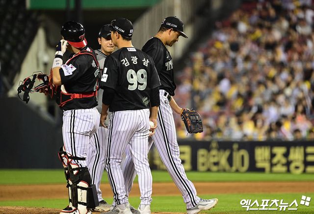 지난 6월 18일 오후 서울 송파구 잠실야구장에서 열린 신한 SOL Bank KBO리그 NC 다이노스와 LG 트윈스의 경기, 5회초 2사 1, 2루 LG 선발투수 치리노스가 교체되어 마운드를 내려가고 있다. 엑스포츠뉴스 DB