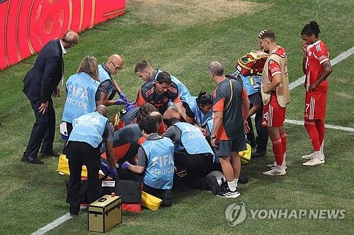 뱅상 콤파니 감독이 이끄는 바이에른 뮌헨은 6일(한국시간) 미국 조지아주 애틀랜타에 위치한 메르세데스 벤츠 스타디움에서 열린 파리 생제르맹(PSG)와의 2025 국제축구연맹(FIFA) 클럽월드컵 8강전에서 0-2로 패했다. 이날 뮌헨의 자말 무시알라는 전반 추가시간 PSG의 잔루이지 돈나룸마 골키퍼와 충돌해 큰 부상을 입었다. 이후 뮌헨 주장 마누엘 노이어는 동료에게 부상을 입히고 안부도 묻지 않은 돈나룸마에게 비판을 쏟아냈다. 연합뉴스