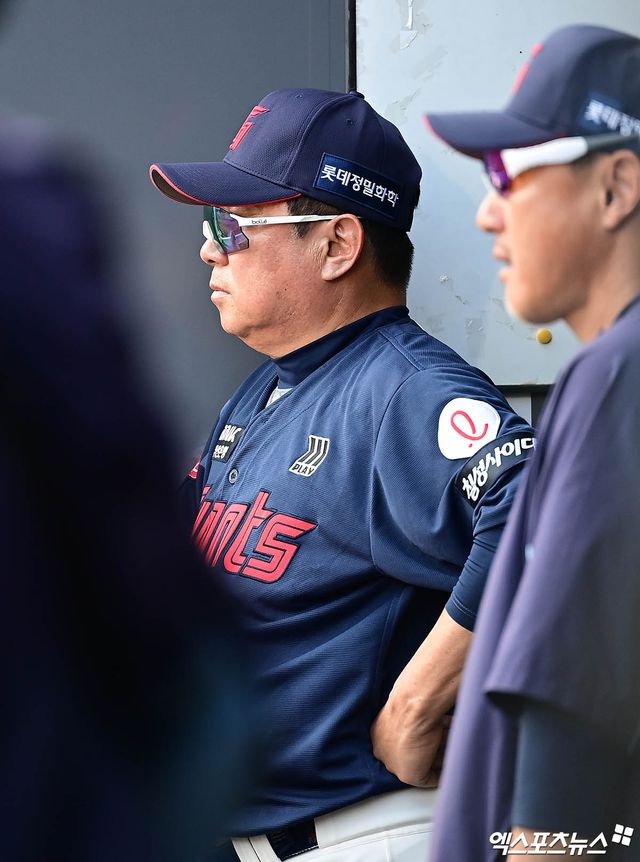 14일 오후 인천SSG랜더스필드에서 열린 '2025 신한 SOL Bank KBO리그' 롯데 자이언츠와 SSG 랜더스의 경기, 롯데 김태형 감독이 더그아웃서 경기를 지켜보고 있다. 엑스포츠뉴스 DB