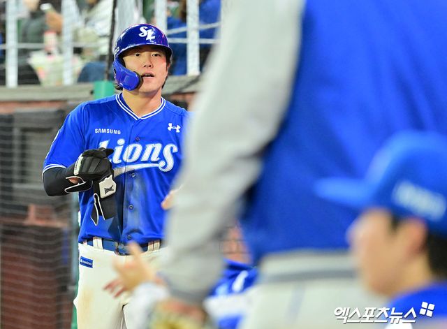 지난 4월 29일 오후 인천SSG랜더스필드에서 열린 2025 신한 SOL Bank KBO리그 삼성 라이온즈와 SSG 랜더스의 경기, 9회초 2사 3루 삼성 류지혁이 김성윤의 1타점 적시타때 득점에 성공한 후 하이파이브를 하고 있다. 엑스포츠뉴스 DB