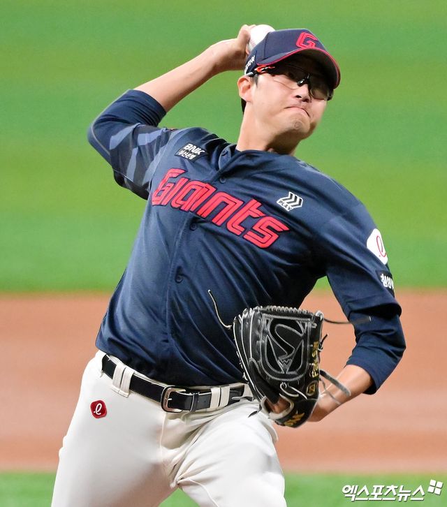 30일 오후 서울 구로구 고척스카이돔에서 열린 '2025 신한 SOL Bank KBO리그' 롯데 자이언츠와 키움 히어로즈의 경기, 1회말 롯데 선발투수 박세웅이 공을 힘차게 던지고 있다. 엑스포츠뉴스 DB