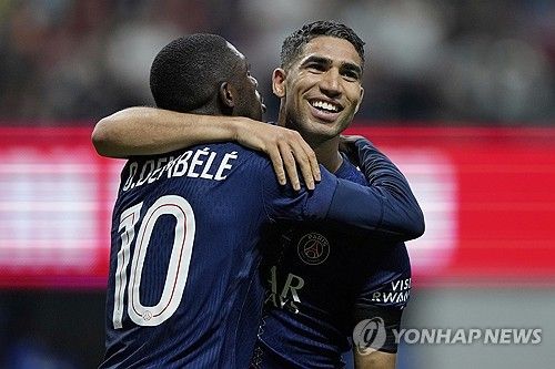 뱅상 콤파니 감독이 이끄는 바이에른 뮌헨은 6일(한국시간) 미국 조지아주 애틀랜타에 위치한 메르세데스 벤츠 스타디움에서 열린 파리 생제르맹(PSG)와의 2025 국제축구연맹(FIFA) 클럽월드컵 8강전에서 0-2로 패했다. 이날 뮌헨의 자말 무시알라는 전반 추가시간 PSG의 잔루이지 돈나룸마 골키퍼와 충돌해 큰 부상을 입었다. 이후 뮌헨 주장 마누엘 노이어는 동료에게 부상을 입히고 안부도 묻지 않은 돈나룸마에게 비판을 쏟아냈다. 연합뉴스