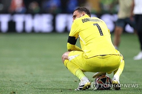 뱅상 콤파니 감독이 이끄는 바이에른 뮌헨은 6일(한국시간) 미국 조지아주 애틀랜타에 위치한 메르세데스 벤츠 스타디움에서 열린 파리 생제르맹(PSG)와의 2025 국제축구연맹(FIFA) 클럽월드컵 8강전에서 0-2로 패했다. 이날 뮌헨의 자말 무시알라는 전반 추가시간 PSG의 잔루이지 돈나룸마 골키퍼와 충돌해 큰 부상을 입었다. 이후 뮌헨 주장 마누엘 노이어는 동료에게 부상을 입히고 안부도 묻지 않은 돈나룸마에게 비판을 쏟아냈다. 연합뉴스