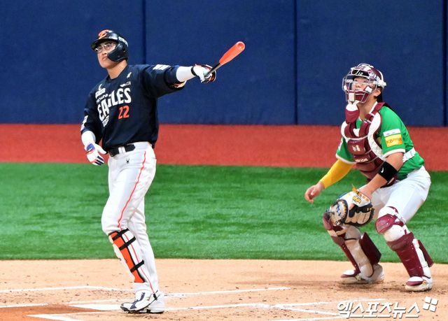 한화 이글스 캡틴 채은성(왼쪽)이 6일 서울 고척스카이돔에서 열린 2025 신한 SOL Bank KBO리그 키움 히어로즈와의 팀 간 10차전에서 2회초 선제 2점 홈런을 기록, 팀 승리를 이끌었다. 사진 김한준 기자