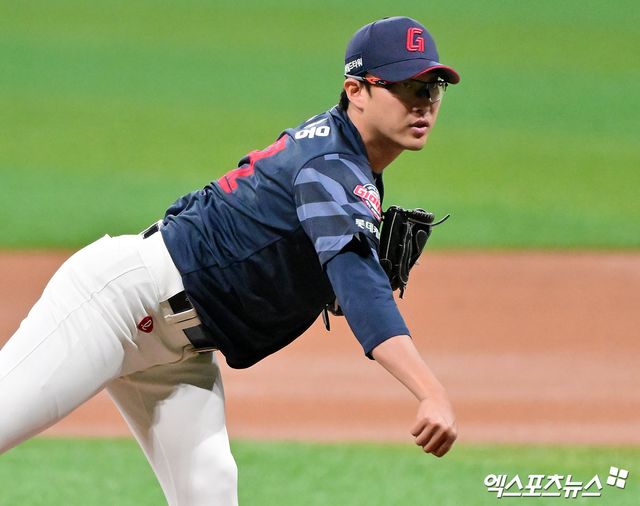 30일 오후 서울 구로구 고척스카이돔에서 열린 '2025 신한 SOL Bank KBO리그' 롯데 자이언츠와 키움 히어로즈의 경기, 1회말 롯데 선발투수 박세웅이 공을 힘차게 던지고 있다. 엑스포츠뉴스 DB