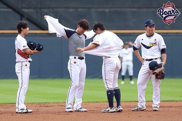 두산 베어스 김재호가 6일 서울 잠실야구장에서 열린 2025 신한 SOL 뱅크 KBO리그 KT 위즈전에 6번 타자 유격수로 선발 출전했다. 은퇴 경기 특별 엔트리로 출전한 김재호는 1회초 2아웃 뒤 자신의 등번호였던 52번을 단 박준순과 교체돼 경기를 마쳤다. 두산 베어스