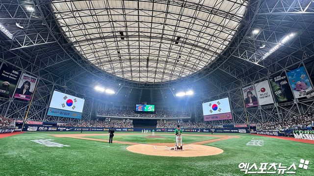 키움 히어로즈가 6일 서울 고척스카이돔에서 열린 2025 신한 SOL Bank KBO리그 한화 이글스와의 팀 간 10차전에서 1만 6000석 전 좌석 매진을 기록했다. 2008년 창단 이후 단일 시즌 최다인 19회 매진을 기록, 팀 역사를 새롭게 썼다. 사진 김한준 기자