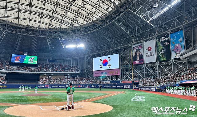 키움 히어로즈가 6일 서울 고척스카이돔에서 열린 2025 신한 SOL Bank KBO리그 한화 이글스와의 팀 간 10차전에서 1만 6000석 전 좌석 매진을 기록했다. 2008년 창단 이후 단일 시즌 최다인 19회 매진을 기록, 팀 역사를 새롭게 썼다. 사진 김한준 기자