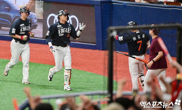 한화 이글스 캡틴 채은성(가운데)이 6일 서울 고척스카이돔에서 열린 2025 신한 SOL Bank KBO리그 키움 히어로즈와의 팀 간 10차전에서 2회초 선제 2점 홈런을 기록, 팀 3연승을 이끌었다. 사진 김한준 기자