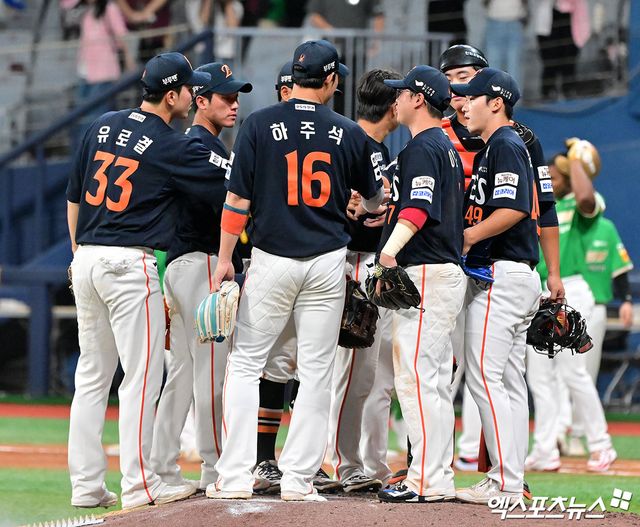 김경문 감독이 이끄는 한화 이글스가 6일 서울 고척스카이돔에서 열린 2025 신한 SOL Bank KBO리그 키움 히어로즈와의 팀 간 10차전에서 10-1로 승리, 3연승과 함께 전반기 1위를 확정했다. 사진 김한준 기자