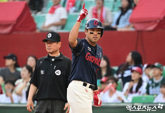 14일 오후 인천SSG랜더스필드에서 열린 '2025 신한 SOL Bank KBO리그' 롯데 자이언츠와 SSG 랜더스의 경기, 6회초 2사 1,3루 롯데 전준우가 1타점 적시타를 때려낸 뒤 세리머니를 하고 있다. 엑스포츠뉴스 DB