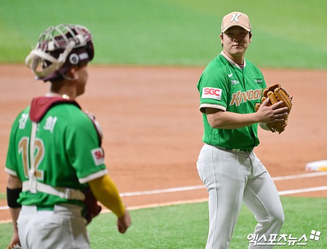 키움 히어로즈 투수 박주성(오른쪽) 6일 서울 고척스카이돔에서 열린 2025 신한 SOL Bank KBO리그 한화 이글스와의 팀 간 10차전에 선발등판, 6이닝 3실점 호투에도 패전투수가 됐다. 사진 김한준 기자