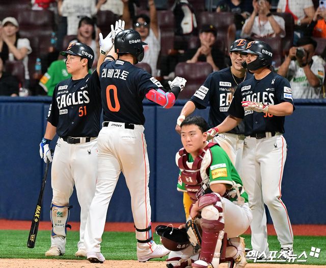 한화 이글스 외국인 타자 리베라토(왼쪽 두 번째)가 6일 서울 고척스카이돔에서 열린 2025 신한 SOL Bank KBO리그 키움 히어로즈와의 팀 간 10차전에서 7회초 3점 홈런을 기록, 팀 승리를 견인했다. 사진 김한준 기자