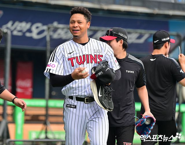 지난 5월 27일 오후 서울 송파구 잠실야구장에서 열린 2025 신한 SOL Bank KBO리그 한화 이글스와 LG 트윈스의 경기, LG 에르난데스가 동료 선수들과 인사를 나누고 있다. 엑스포츠뉴스 DB