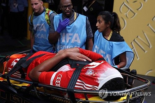 뱅상 콤파니 감독이 이끄는 바이에른 뮌헨은 6일(한국시간) 미국 조지아주 애틀랜타에 위치한 메르세데스 벤츠 스타디움에서 열린 파리 생제르맹(PSG)와의 2025 국제축구연맹(FIFA) 클럽월드컵 8강전에서 0-2로 패했다. 이날 뮌헨의 자말 무시알라는 전반 추가시간 PSG의 잔루이지 돈나룸마 골키퍼와 충돌해 큰 부상을 입었다. 이후 뮌헨 주장 마누엘 노이어는 동료에게 부상을 입히고 안부도 묻지 않은 돈나룸마에게 비판을 쏟아냈다. 연합뉴스