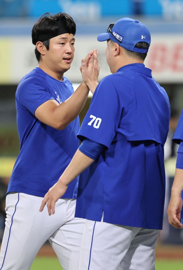 지난 5일 대구 삼성라이온즈파크에서 열린 2025 신한 SOL Bank KBO리그 LG 트윈스와 삼성 라이온즈 간의 맞대결, 삼성 선발투수 양창섭이 경기 후 박진만 감독과 하이파이브를 나누고 있다. 삼성 라이온즈