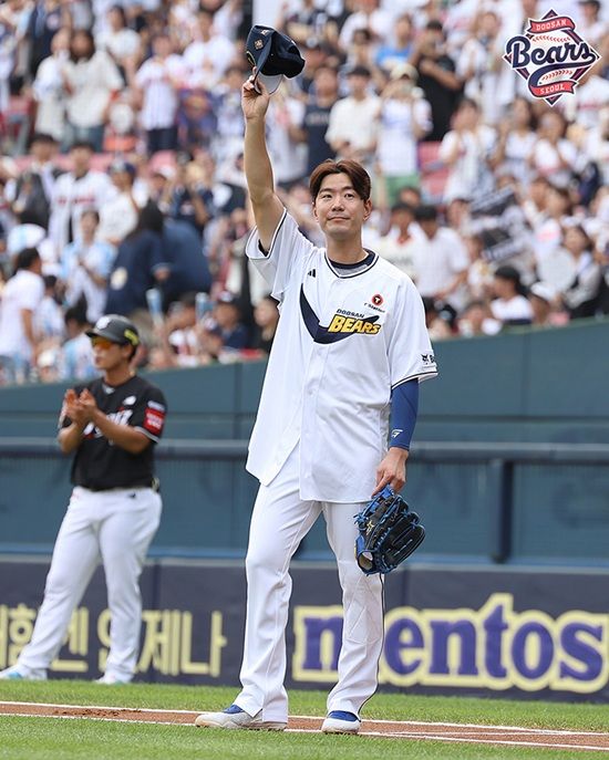 두산 베어스가 6일 서울 잠실야구장에서 2025 신한 SOL 뱅크 KBO리그 KT 위즈전을 치러 8대 7 대역전승을 거뒀다. 김재호의 은퇴 경기 및 은퇴식이 열린 날 함께 왕조 시절 주역이었던 양의지와 김재환의 활약 속에 거둔 승리라 더 뜻깊었다. 두산 베어스