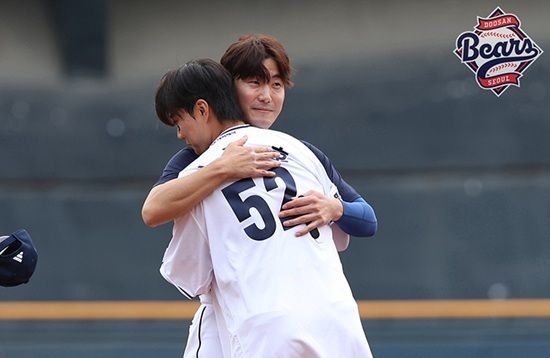 두산 베어스 김재호가 6일 서울 잠실야구장에서 열린 2025 신한 SOL 뱅크 KBO리그 KT 위즈전에 6번 타자 유격수로 선발 출전했다. 은퇴 경기 특별 엔트리로 출전한 김재호는 1회초 2아웃 뒤 자신의 등번호였던 52번을 단 박준순과 교체돼 경기를 마쳤다. 두산 베어스