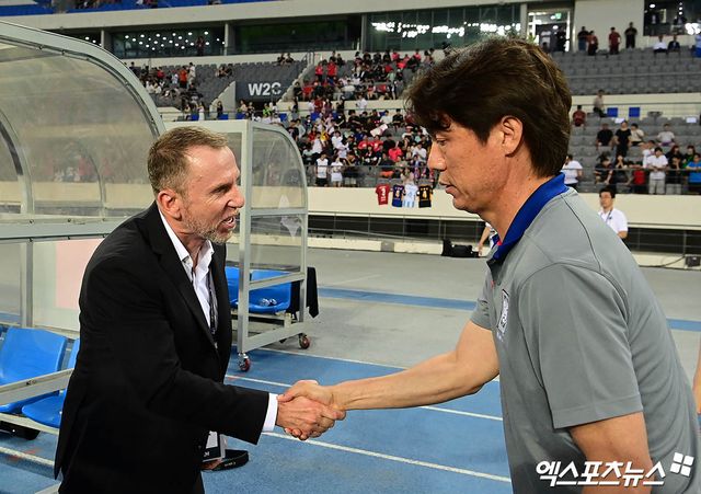 홍명보 대한민국 축구 국가대표팀 감독이 7일 용인 미르 스타디움에서 열린 2025 동아시아축구연맹(EAFF) E-1 챔피언십(동아시안컵) 중국과의 개막전에서 상대팀 사령탑인 데얀 주르예비치 감독과 악수하고 있다. 한국은 이날 3-0 완승을 챙겼다. 용인, 박지영 기자