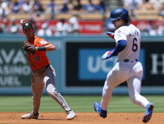 ​​​​LA 다저스 김혜성은 7일(한국시간) 미국 캘리포니아주 로스앤젤레스의 다저스타디움에서 열린 2025 미국 메이저리그(MLB) 휴스턴 애스트로스와의 경기에서 6번타자 겸 2루수로 선발 출전, 4타수 1안타 1삼진을 기록했다. 수비에서도 두 차례 하이라이트를 만들어내며 현지 중계진의 감탄을 자아냈다. 연합뉴스