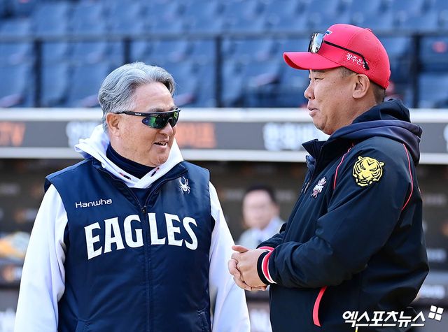 28일 오후 대전한화생명볼파크에서 열리는 '2025 신한 SOL Bank KBO리그' 한화 이글스와 KIA 타이거즈의 경기에 앞서 한화 김경문 감독과 KIA 이범호 감독이 그라운드에서 이야기를 나누고 있다. 엑스포츠뉴스 DB