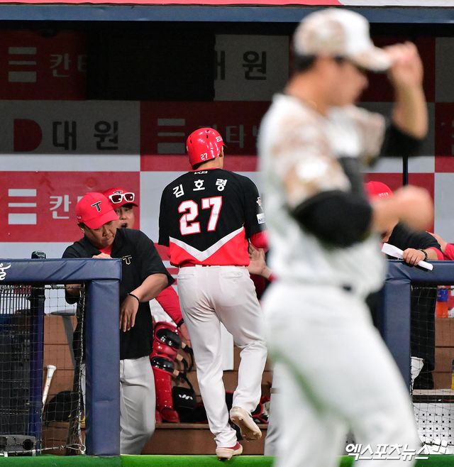 25일 오후 서울 구로구 고척스카이돔에서 열린 '2025 신한 SOL Bank KBO리그' KIA 타이거즈와 키움 히어로즈의 경기, 4회초 1사 3루 KIA 김호령이 김태군의 1타점 희생플라이때 득점에 성공하고 있다. 엑스포츠뉴스 DB