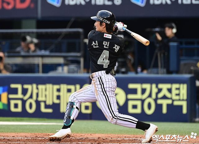 지난달 18일 오후 서울 송파구 잠실야구장에서 열린 '신한 SOL Bank KBO리그' NC 다이노스와 LG 트윈스의 경기, 2회말 2사 3루 LG 신민재가 1타점 적시타를 때려내고 있다. 엑스포츠뉴스 DB