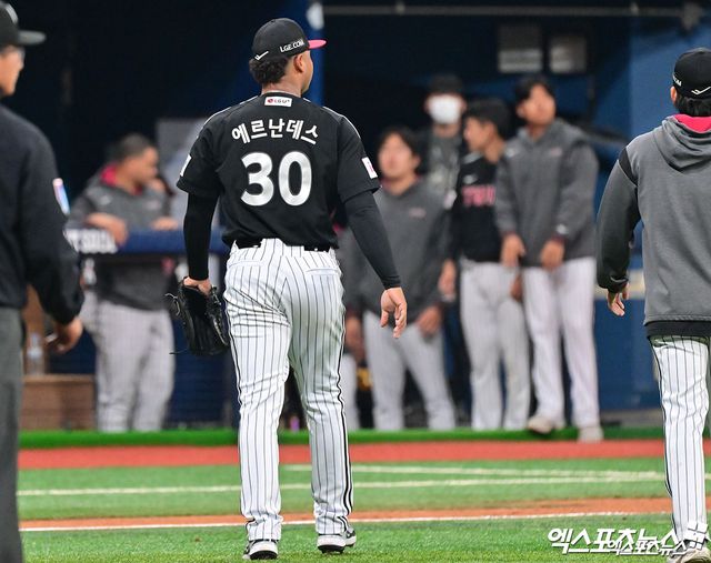 지난 4월 9일 오후 서울 구로구 고척스카이돔에서 열린 2025 신한 SOL Bank KBO리그 LG 트윈스와 키움 히어로즈의 경기, 6회말 1사 2루 LG 에르난데스가 마운드를 내려가고 있다. 엑스포츠뉴스 DB