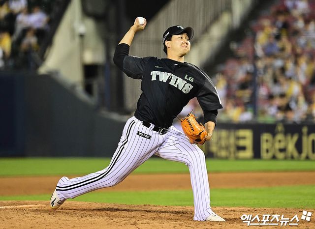 지난달 8일 오후 서울 구로구 고척스카이돔에서 열린 '2025 신한 SOL Bank KBO리그' LG 트윈스와 키움 히어로즈의 경기, LG가 송승기의 7이닝 완벽투와 김현수-문보경의 투런 홈런에 힙입어 키움에 7:2로 승리했다. 이날 경기에서 승리한 LG 염경엽 감독이 선수단과 하이파이브를 하고 있다. 엑스포츠뉴스 DB