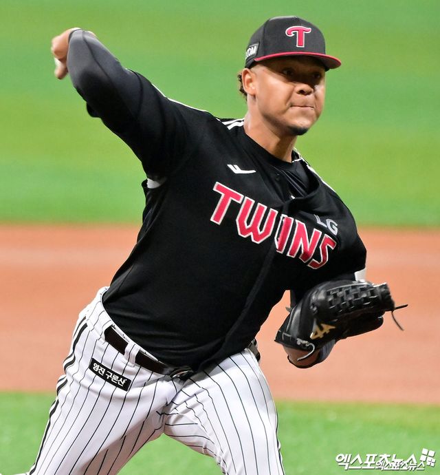 지난 4월 9일 오후 서울 구로구 고척스카이돔에서 열린 2025 신한 SOL Bank KBO리그 LG 트윈스와 키움 히어로즈의 경기, 1회말 LG 선발투수 에르난데스가 공을 힘차게 던지고 있다. 엑스포츠뉴스 DB