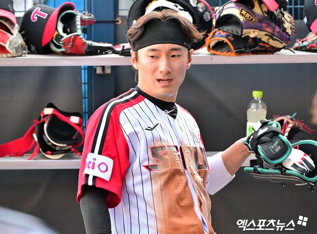 지난달 22일 오후 서울 송파구 잠실야구장에서 열린 '2025 신한 SOL Bank KBO리그' 두산 베어스와 LG 트윈스의 경기, 1회말 무사 1루 LG 신민재가 김현수의 1타점 2루타때 득점에 성공하고 있다. 엑스포츠뉴스 DB