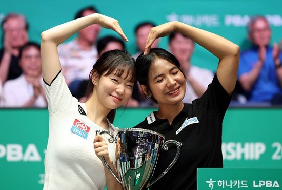 지난 6일 '하나카드 LPBA 챔피언십' 우승자 스롱 피아비와 준우승자 김보라가 함께 세레모니를 하고 있다. PBA