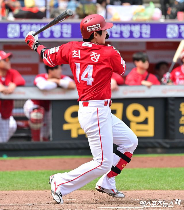 18일 오후 대전 한화생명 볼파크에서 열린 '2025 신한 SOL Bank KBO리그' SSG 랜더스와 한화 이글스의 경기, 4회초 1사 1루 SSG 최정이 좌전안타를 날리고 있다. 엑스포츠뉴스 DB