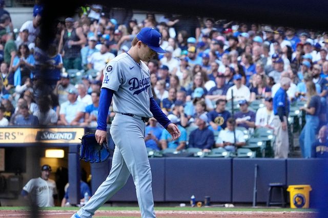 LA 다저스 선발투수 야마모토 요시노부가 8일 미국 메이저리그 밀워키 브루어스전에 선발 등판해 1회 교체되며 아쉬워하고 있다. 야마모토는 이날 1회를 마치지 못한 채 강판당했다. REUTERS 연합뉴스