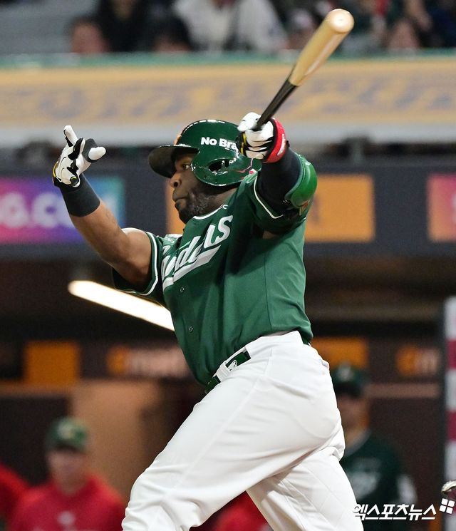 21일 오후 인천SSG랜더스필드에서 열린 '2025 신한 SOL Bank KBO리그' KIA 타이거즈와 SSG 랜더스의 경기, 9회말 1사 1,3루 SSG 에레디아가 1타점 적시타를 날리고 있다. 엑스포츠뉴스 DB