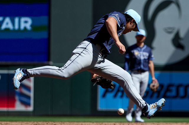 탬파베이 레이스 내야수 김하성이 지난 5일 미네소타 트윈스전에서 부상 복귀전을 치르며 수비에 임하고 있다. 당일 종아리를 다친 김하성은 9일 디트로이트 타이거스전서 선발 명단에 복귀했다. AFP 연합뉴스