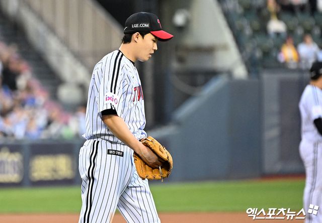 지난 4월 16일 오후 서울 송파구 잠실야구장에서 열린 '2025 신한 SOL Bank KBO리그' 삼성 라이온즈와 LG 트윈스의 경기, 1회초 2사 3루 LG 임찬규가 삼성 디아즈에게 1타점 적시타를 허용한 후 아쉬워하고 있다. 엑스포츠뉴스 DB