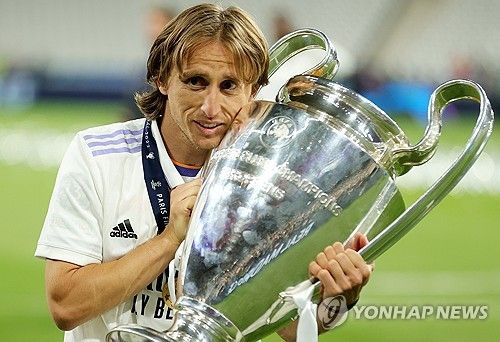 레알 마드리드가 22일(한국시간) 공식 홈페이지를 통해 모드리치가 국제축구연맹(FIFA) 클럽 월드컵을 끝으로 구단을 떠난다고 발표했다.&nbsp;연합뉴스