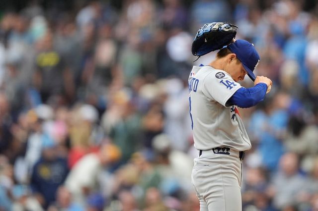 LA 다저스 선발투수 야마모토 요시노부가 8일 미국 메이저리그 밀워키 브루어스전에 선발 등판해 실점 후 아쉬워하고 있다. 야마모토는 이날 1회를 마치지 못한 채 강판당했다. AP 연합뉴스
