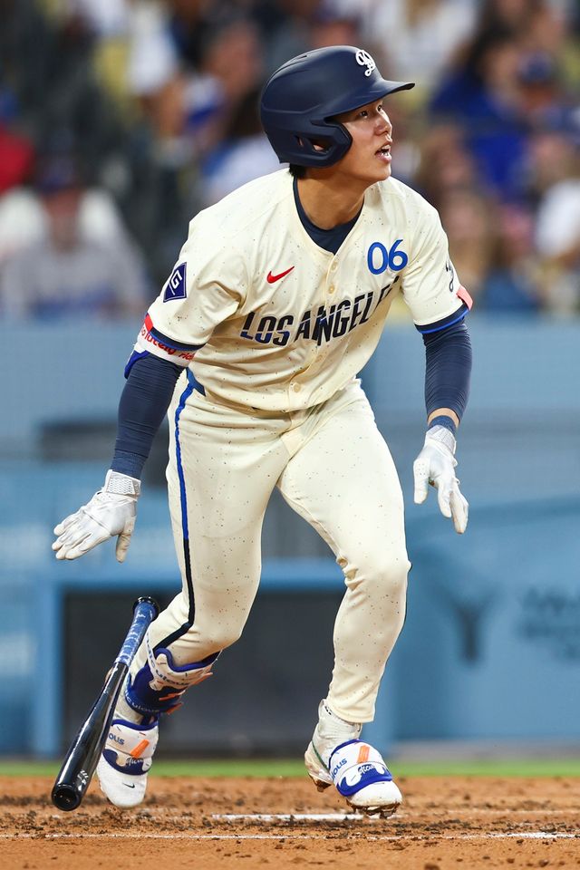 LA 다저스 김혜성이 올해 미국 메이저리그 정규시즌 경기에서 타격하고 있다. 김혜성은 9일 밀워키 브루어스전서 3경기 연속 선발 출장에 나선다. AP 연합뉴스