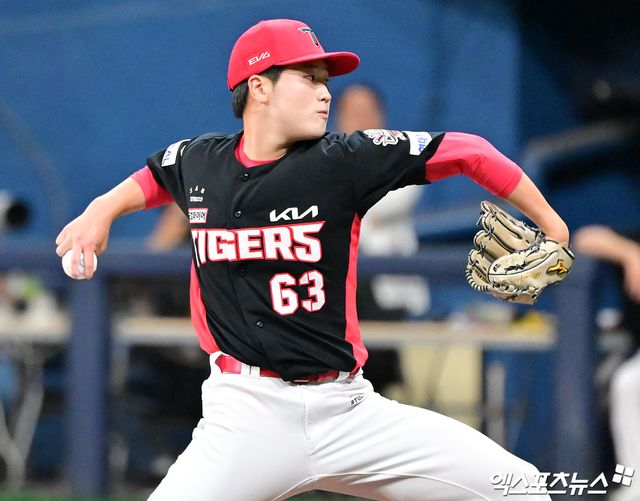 24일 오후 서울 구로구 고척스카이돔에서 열린 '2025 신한 SOL Bank KBO리그' KIA 타이거즈와 키움 히어로즈의 경기, 4회말 무사 1,3루 KIA 이호민이 공을 힘차게 던지고 있다. 엑스포츠뉴스DB