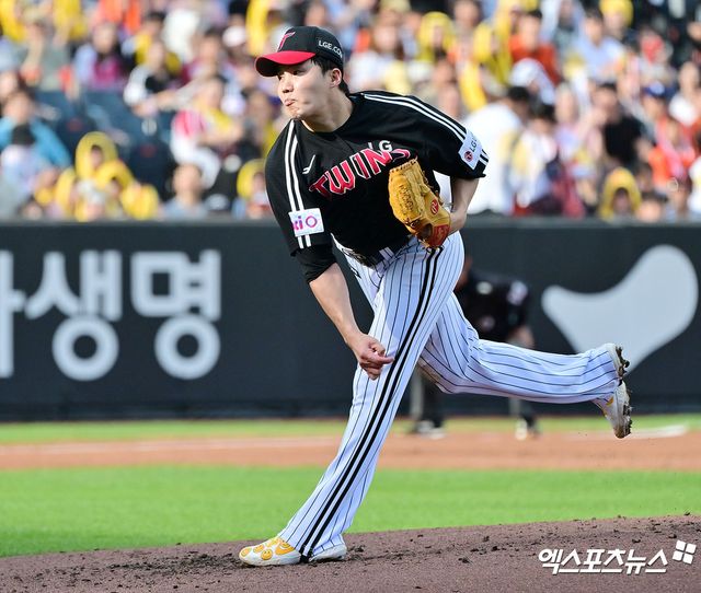 지난 6월 14일 오후 대전 한화생명 볼파크에서 열린 '2025 신한 SOL Bank KBO리그' LG 트윈스와 한화 이글스의 경기, 1회말 LG 선발투수 임찬규가 공을 힘차게 던지고 있다. 엑스포츠뉴스 DB