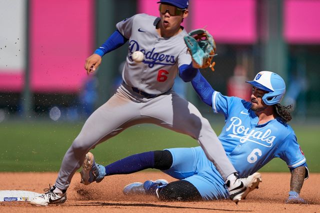 LA 다저스 김혜성이 올해 미국 메이저리그 정규시즌 경기에서 수비하고 있다. 김혜성은 9일 밀워키 브루어스전서 3경기 연속 선발 출장에 나선다. AP 연합뉴스