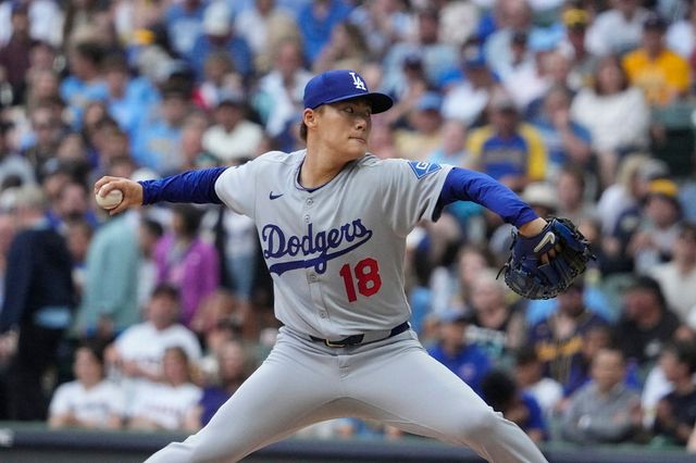 LA 다저스 선발투수 야마모토 요시노부가 8일 미국 메이저리그 밀워키 브루어스전에 선발 등판해 투구하고 있다. 야마모토는 이날 1회를 마치지 못한 채 강판당했다. REUTERS 연합뉴스