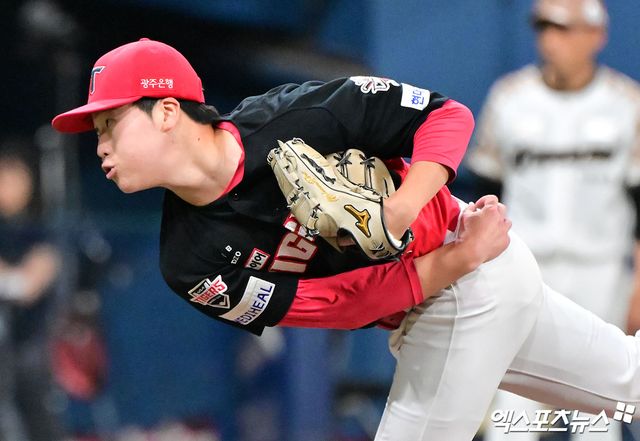 26일 오후 서울 구로구 고척스카이돔에서 열린 '2025 신한 SOL Bank KBO리그' KIA 타이거즈와 키움 히어로즈의 경기, 6회말 KIA 이호민이 공을 힘차게 던지고 있다. 엑스포츠뉴스 DB