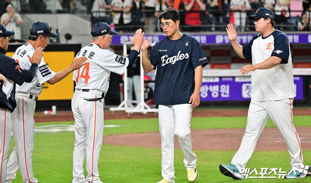 8일 오후 대전 한화생명 볼파크에서 열린 '2025 신한 SOL Bank KBO리그' KIA 타이거즈와 한화 이글스의 경기, 9회초 한화가 16안타를 몰아치며 KIA에 14:8로 승리했다. 이날 경기에서 승리한 한화 김경문 감독이 선수들과 하이파이브를 하고 있다. 대전, 김한준 기자